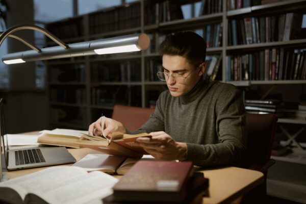 Aufgeschlagene juristische Fachbücher auf einem Schreibtisch – Plagiatsvorwürfe gegen Felor Badenberg