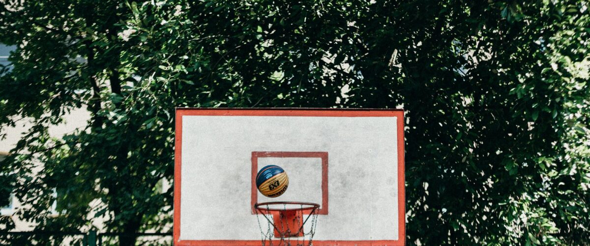 Basketballkorb auf einem Freiplatz im Park – neue Courts am Lietzenseepark in Charlottenburg