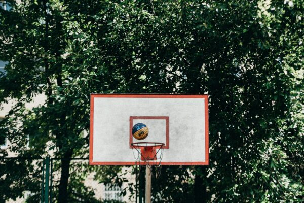 Basketballkorb auf einem Freiplatz im Park – neue Courts am Lietzenseepark in Charlottenburg