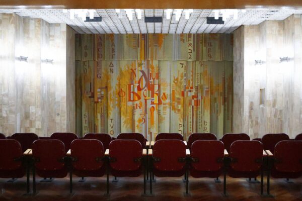 Beleuchtete Theaterbühne – Förderung durch den Hauptstadtkulturfonds