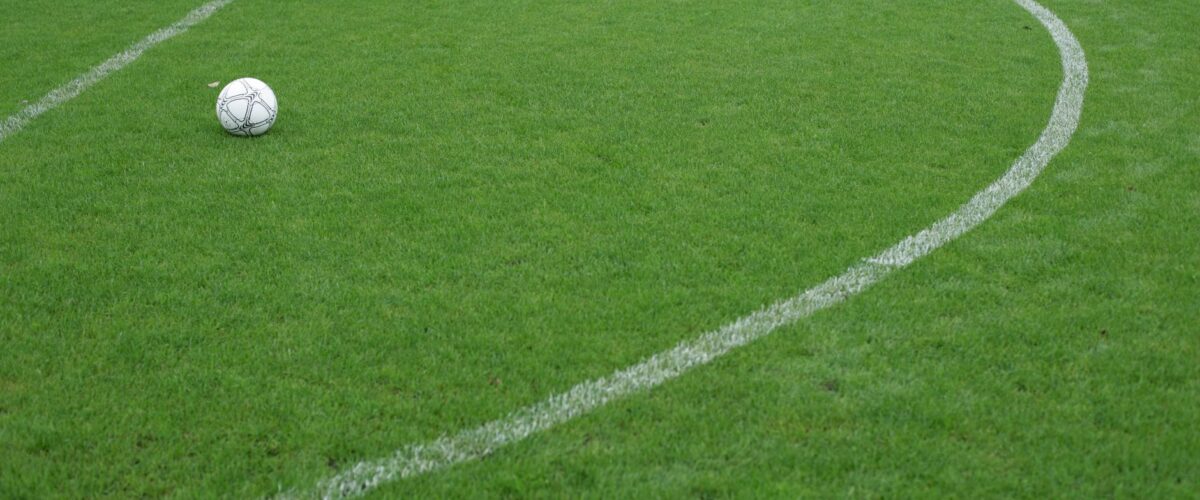 Fußball auf dem Rasen eines Stadions – Hertha Transfers im Sommer 2026