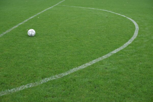 Fußball auf dem Rasen eines Stadions – Hertha Transfers im Sommer 2026