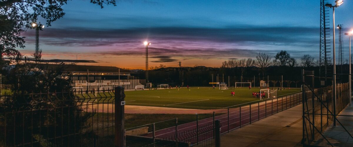 Fußballstadion bei Flutlicht vor dem Anstoß – Pokalspiel von Hertha BSC in Saarbrücken