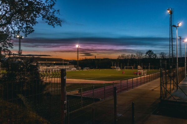 Fußballstadion bei Flutlicht vor dem Anstoß – Pokalspiel von Hertha BSC in Saarbrücken