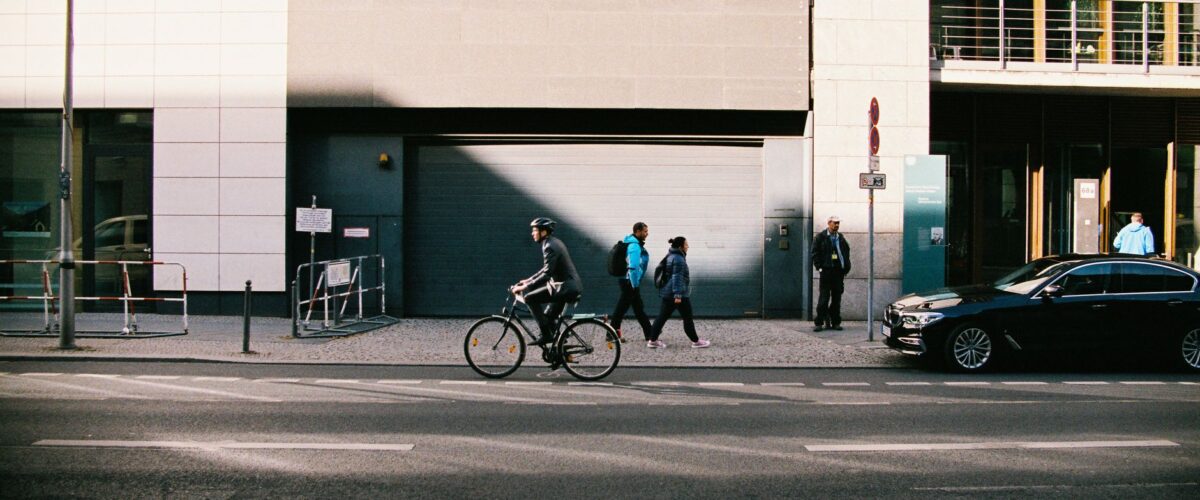 Kinder mit Schulranzen an einem Zebrastreifen – sicherer Schulweg in Berlin