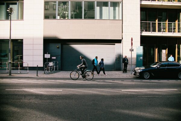 Kinder mit Schulranzen an einem Zebrastreifen – sicherer Schulweg in Berlin