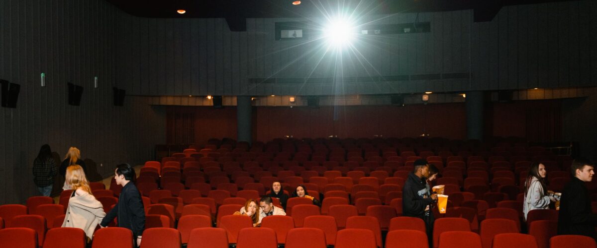 Kinosaal mit Leinwand vor einer Premiere – Filmpremiere der Elevator Boys in Berlin