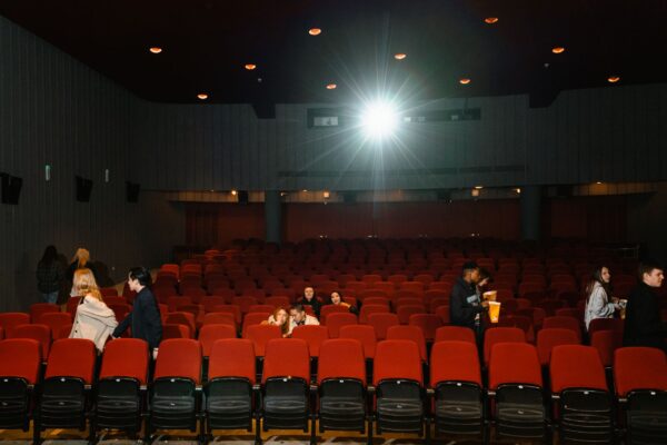 Kinosaal mit Leinwand vor einer Premiere – Filmpremiere der Elevator Boys in Berlin