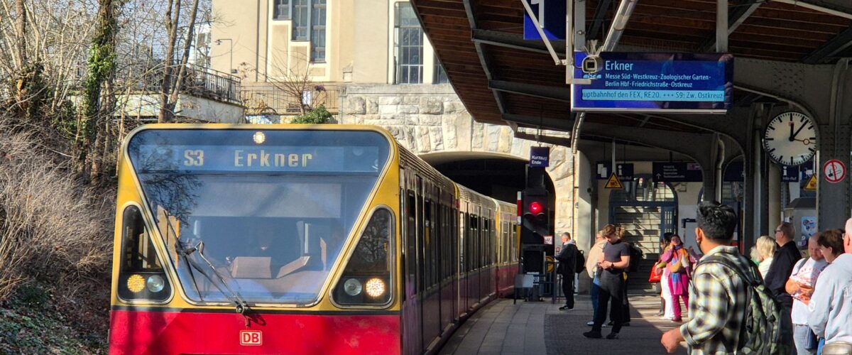 Leerer S-Bahnsteig mit Anzeigetafel – S-Bahn Sperrung im Berliner Südosten