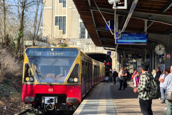 Leerer S-Bahnsteig mit Anzeigetafel – S-Bahn Sperrung im Berliner Südosten