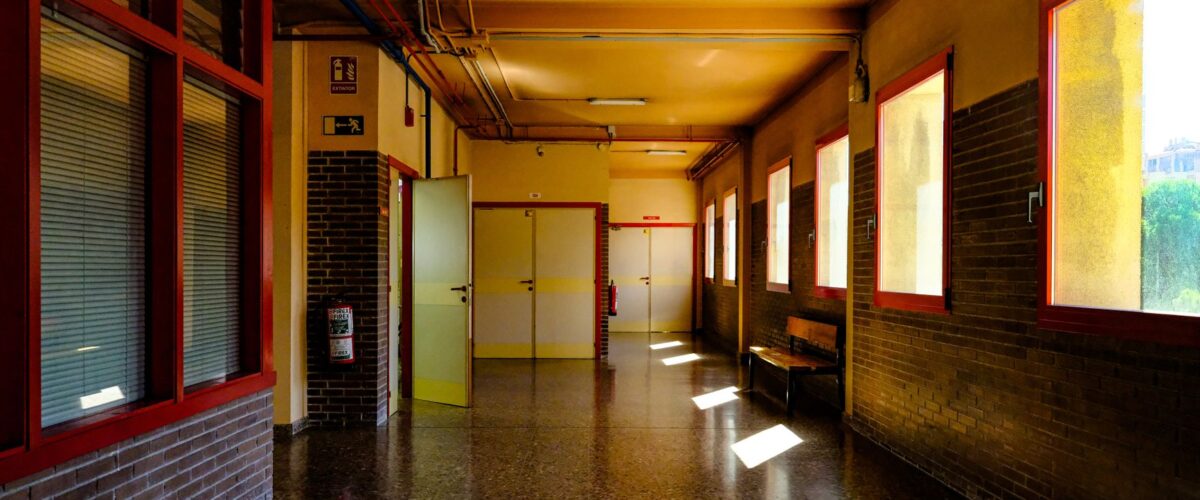Leerer Schulflur mit Türen – Notfallvorsorge an Berliner Schulen