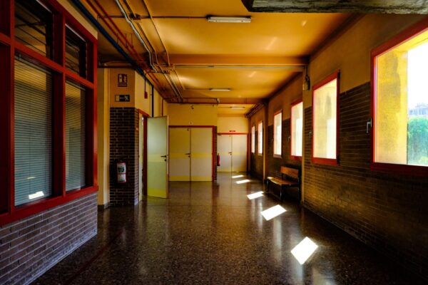 Leerer Schulflur mit Türen – Notfallvorsorge an Berliner Schulen