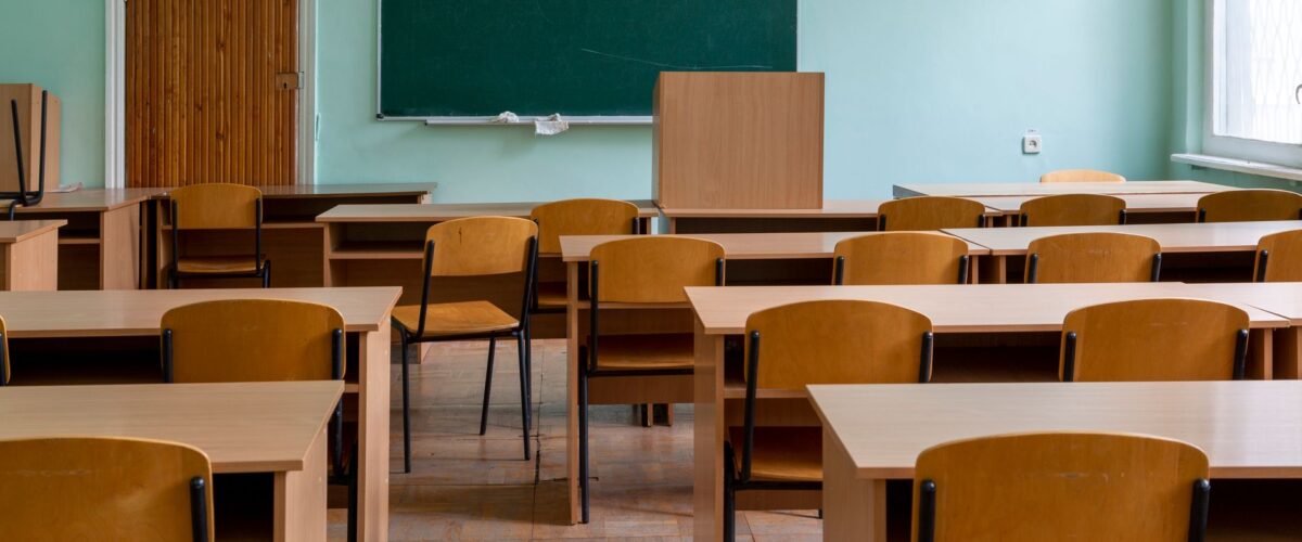 Leeres Klassenzimmer mit Tischen und Stühlen – Debatte um Schulen für Erziehungshilfe in Berlin