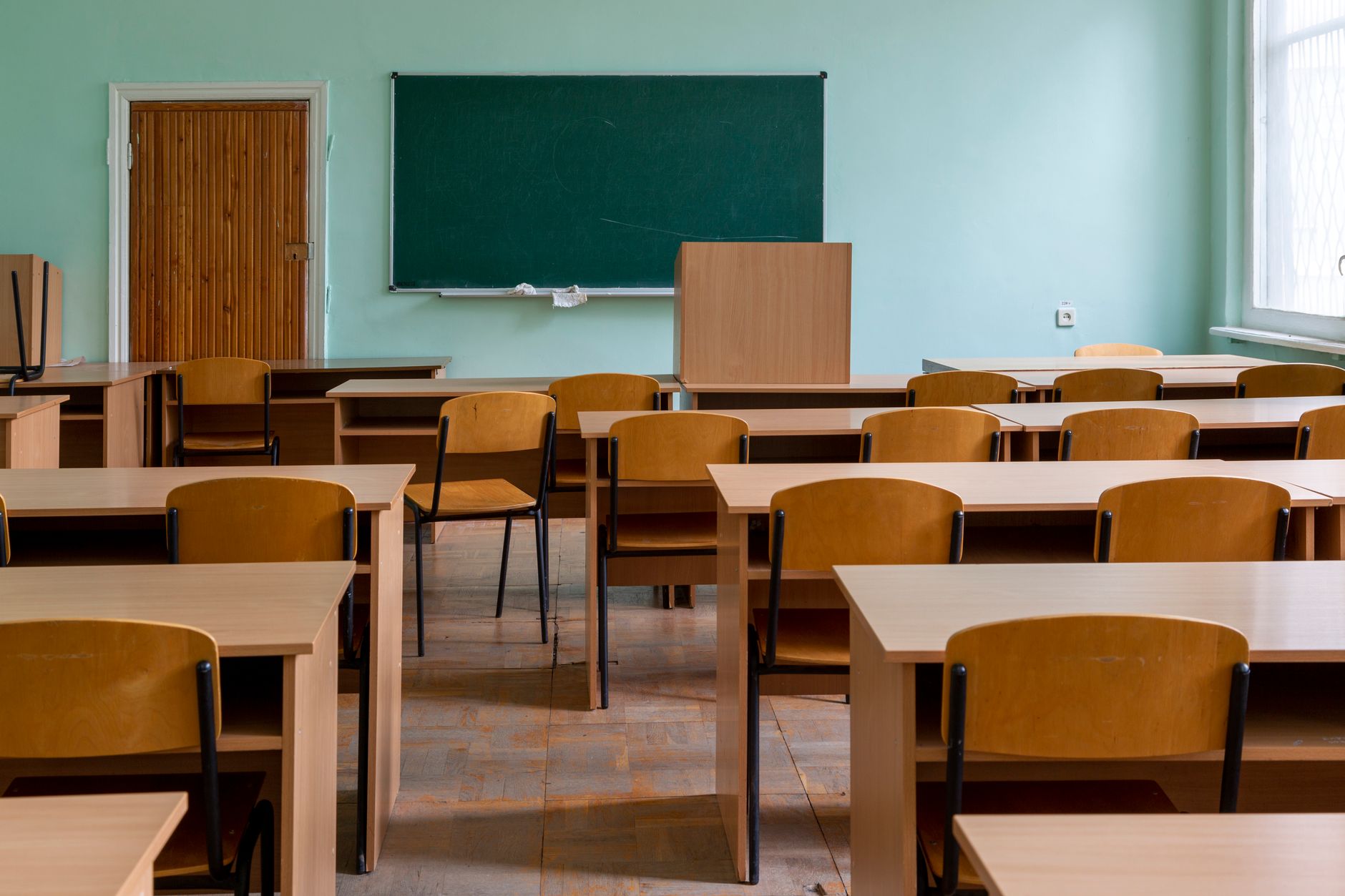 Leeres Klassenzimmer mit Tischen und Stühlen – Debatte um Schulen für Erziehungshilfe in Berlin