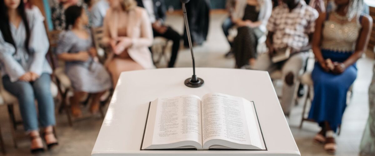 Mikrofone auf einem Podium vor leeren Stühlen – Wahlkampftermin in der Dar-Assalam-Moschee