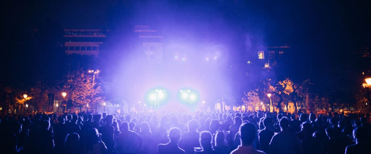Publikum vor einer beleuchteten Open-Air-Bühne am Abend – Sarah Connor Waldbühne Berlin