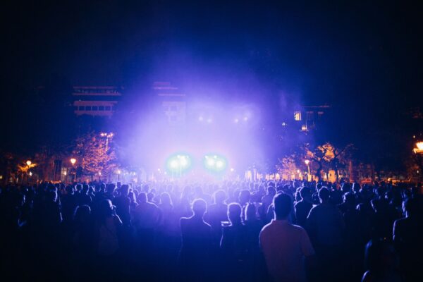 Publikum vor einer beleuchteten Open-Air-Bühne am Abend – Sarah Connor Waldbühne Berlin
