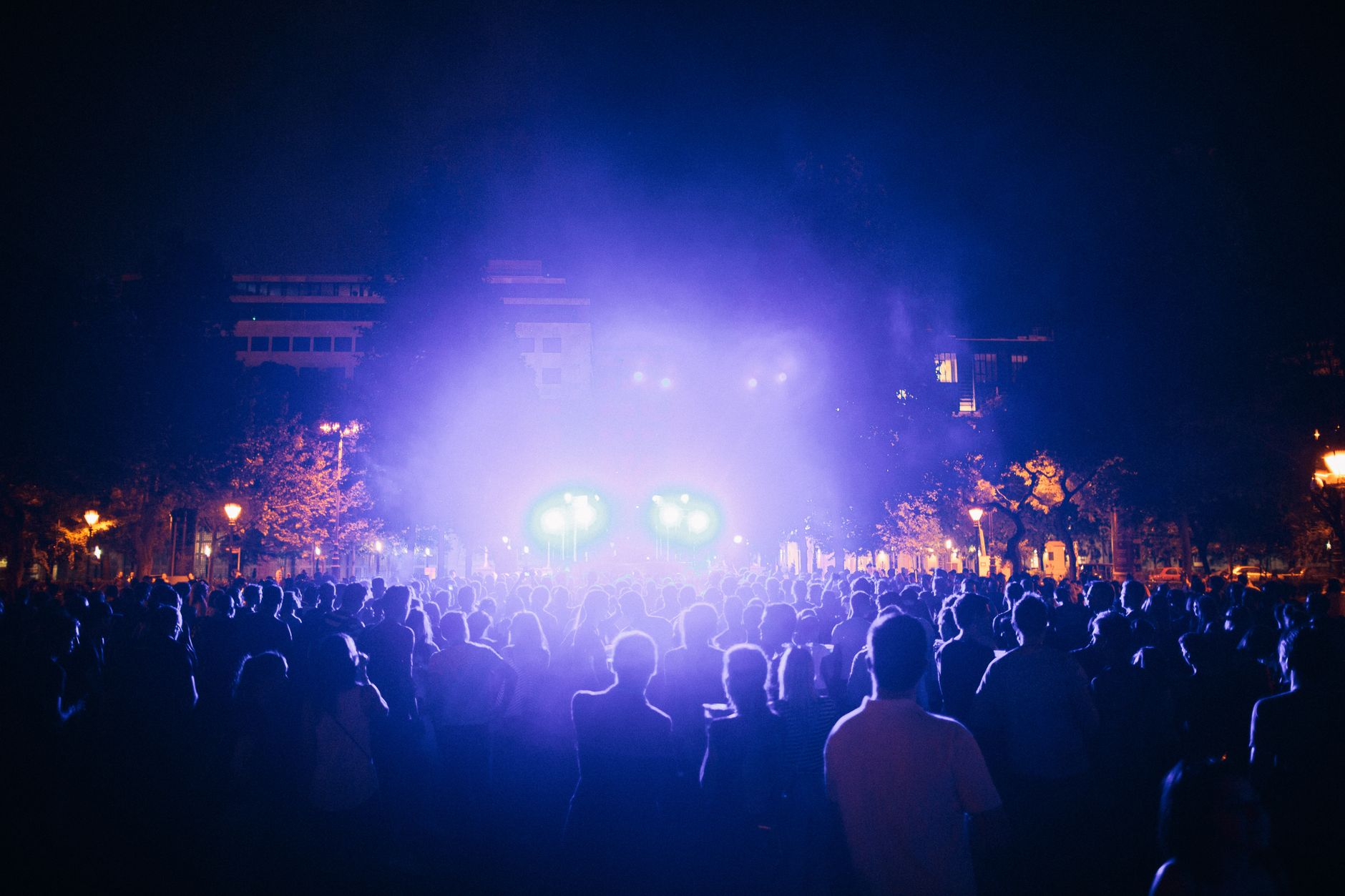 Publikum vor einer beleuchteten Open-Air-Bühne am Abend – Sarah Connor Waldbühne Berlin