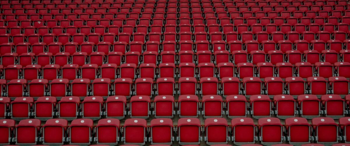 Sitzreihen in einem Parlamentssaal – das Abgeordnetenhaus besuchen