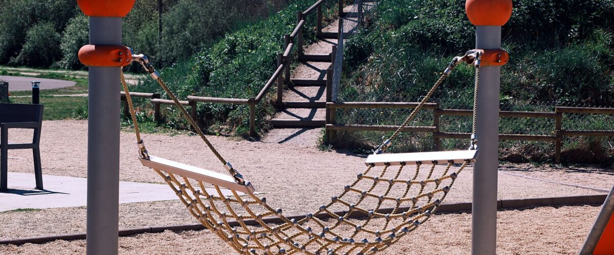 Spielgeräte auf einer Grünfläche – neue Spiel- und Freizeitfläche auf der Werneuchener Wiese