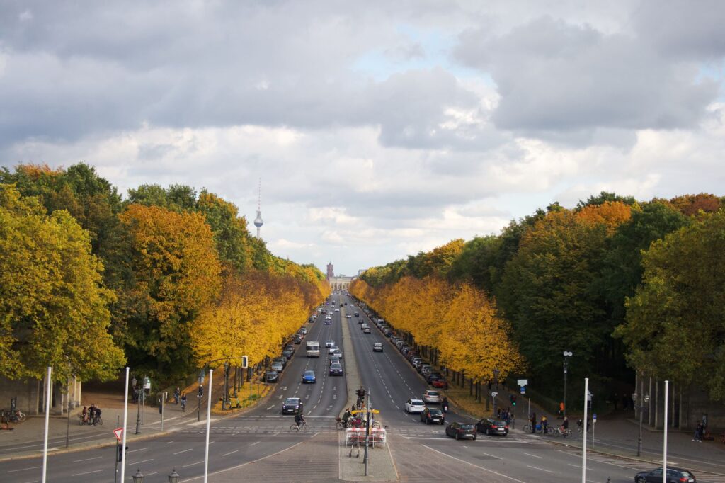 Strassenzug der Hohenzollerndamm in Berlin mit Verkehr und Bebauung