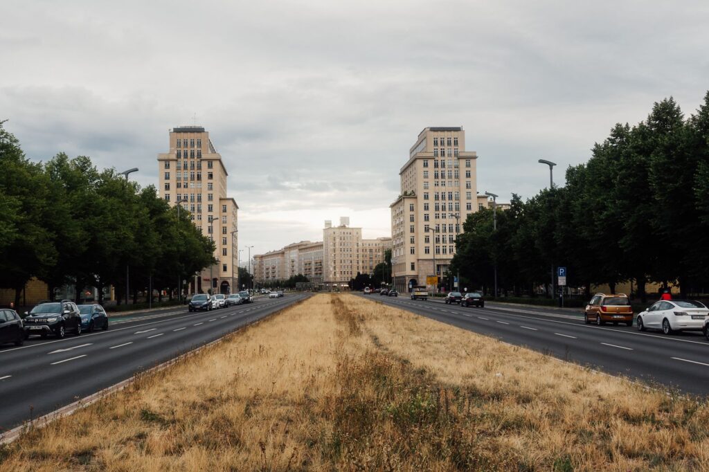 Strassenzug der Husemannstraße in Berlin mit Verkehr und Bebauung