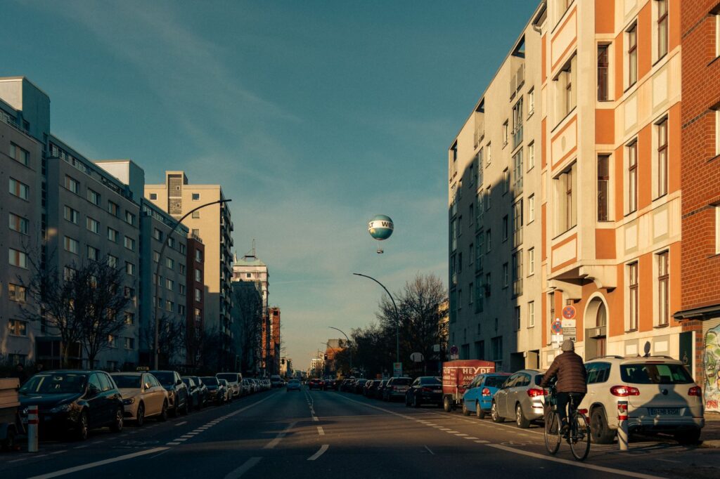 Strassenzug der Karl-Liebknecht-Straße in Berlin mit Verkehr und Bebauung