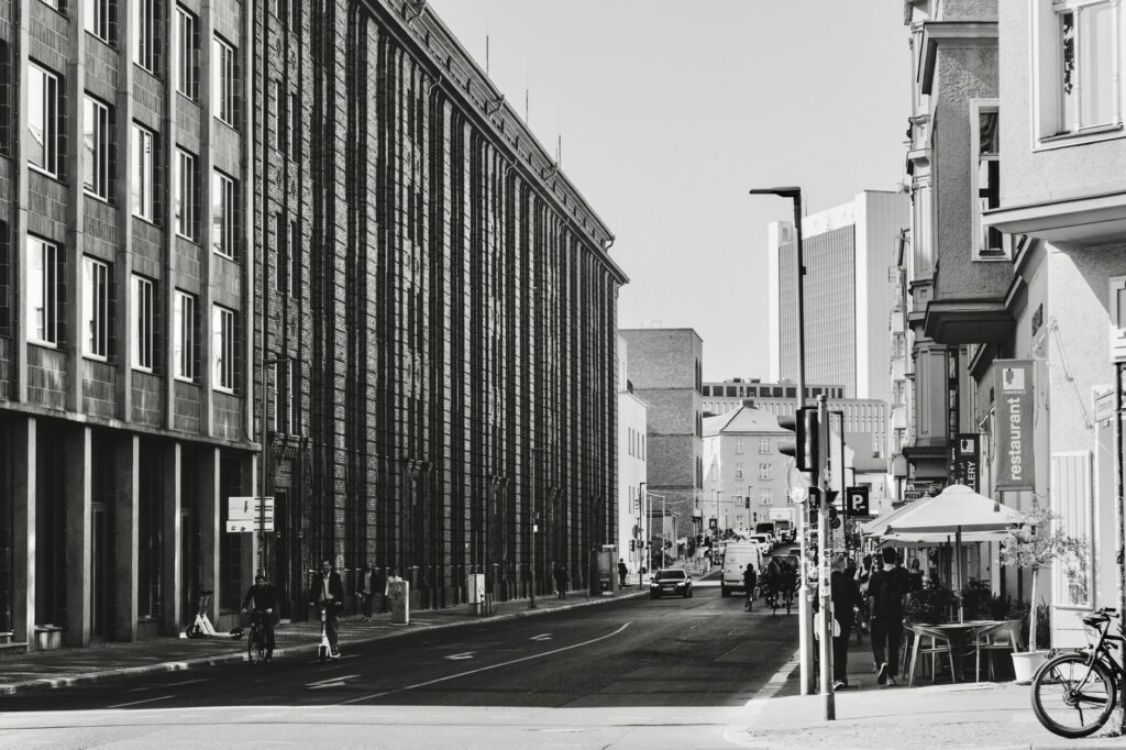 Strassenzug der Kollwitzstraße in Berlin mit Verkehr und Bebauung