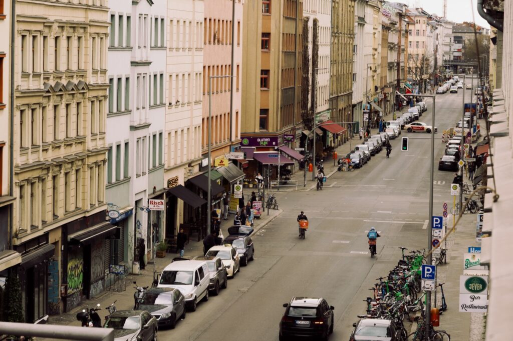 Strassenzug der Schlesische Straße in Berlin mit Verkehr und Bebauung