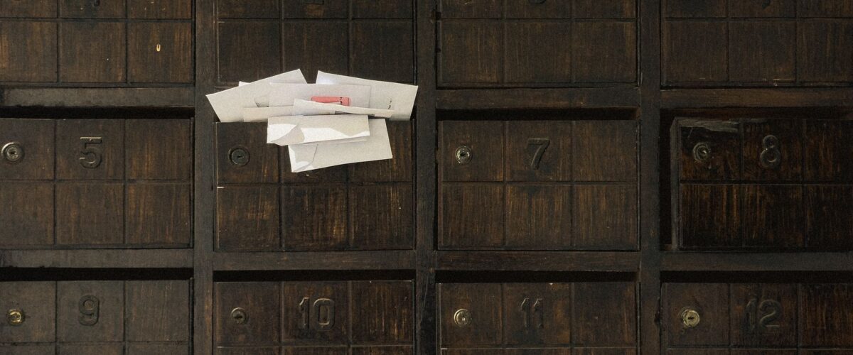 Wahlbrief und Stimmzettel auf einem Tisch – Briefwahl Berlin zur Abgeordnetenhauswahl