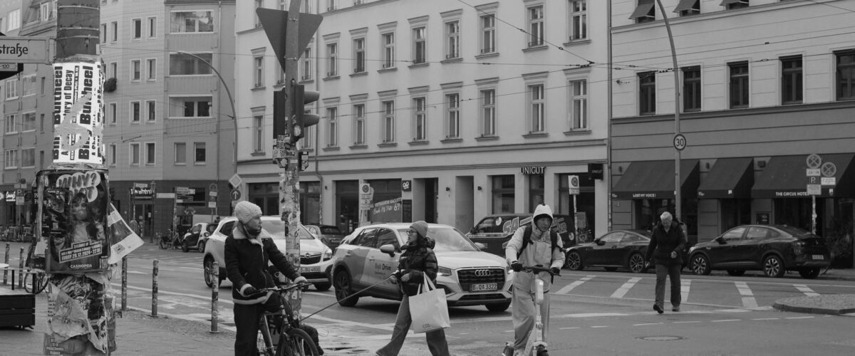 Zebrastreifen vor einer Schule – neue Schulzone in Friedrichshain-Kreuzberg