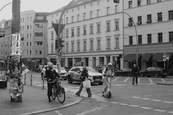Zebrastreifen vor einer Schule – neue Schulzone in Friedrichshain-Kreuzberg