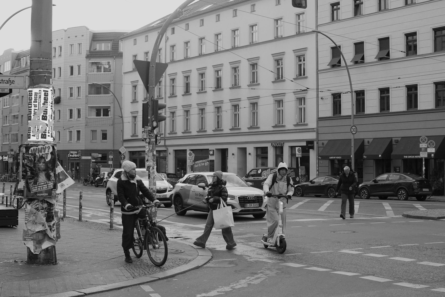 Zebrastreifen vor einer Schule – neue Schulzone in Friedrichshain-Kreuzberg