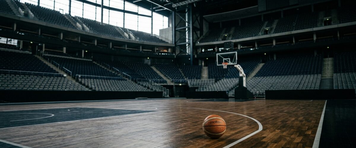 Basketball WM in Berlin: Basketball auf dem Hallenboden einer leeren Arena unter Flutlicht