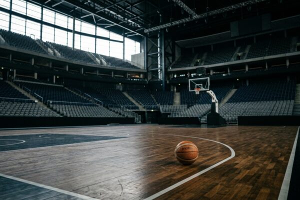 Basketball WM in Berlin: Basketball auf dem Hallenboden einer leeren Arena unter Flutlicht