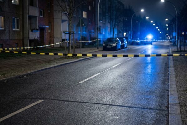 Brandstiftung Wohnmobile Marzahn: Blaulicht und Absperrband bei Nacht an einer menschenleeren Berliner Straße, saubere leere Fahrbahn ohne Gegenstände und ohne Spuren