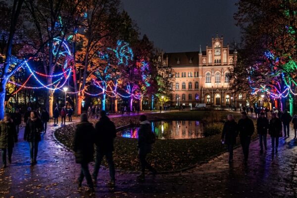 Festival of Lights im Rathauspark: bunt illuminierter Park in Berlin-Lichtenberg bei Nacht mit Lichtinstallationen zwischen Bäumen