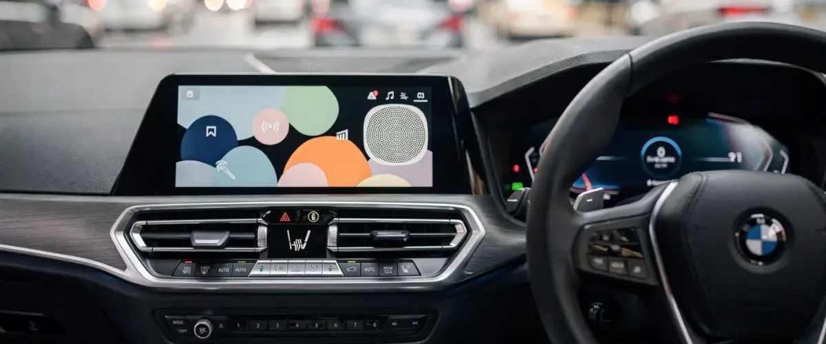 Autoinnenraum mit Infotainment-Display und Mikrofonbereich für Sprachassistent im Auto