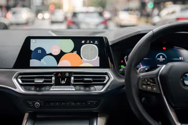 Autoinnenraum mit Infotainment-Display und Mikrofonbereich für Sprachassistent im Auto