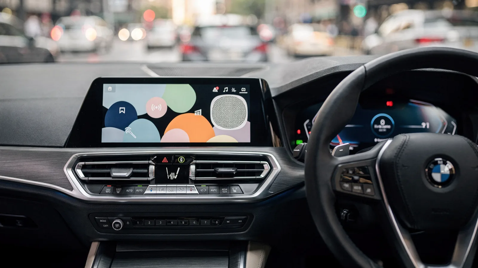Autoinnenraum mit Infotainment-Display und Mikrofonbereich für Sprachassistent im Auto