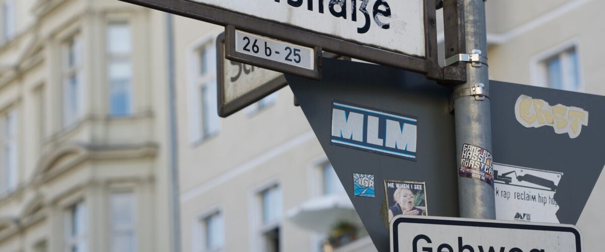 Schulstreik gegen Wehrpflicht: Demonstrationszug mit Transparenten in einer Berliner Innenstadtstraße bei Tageslicht