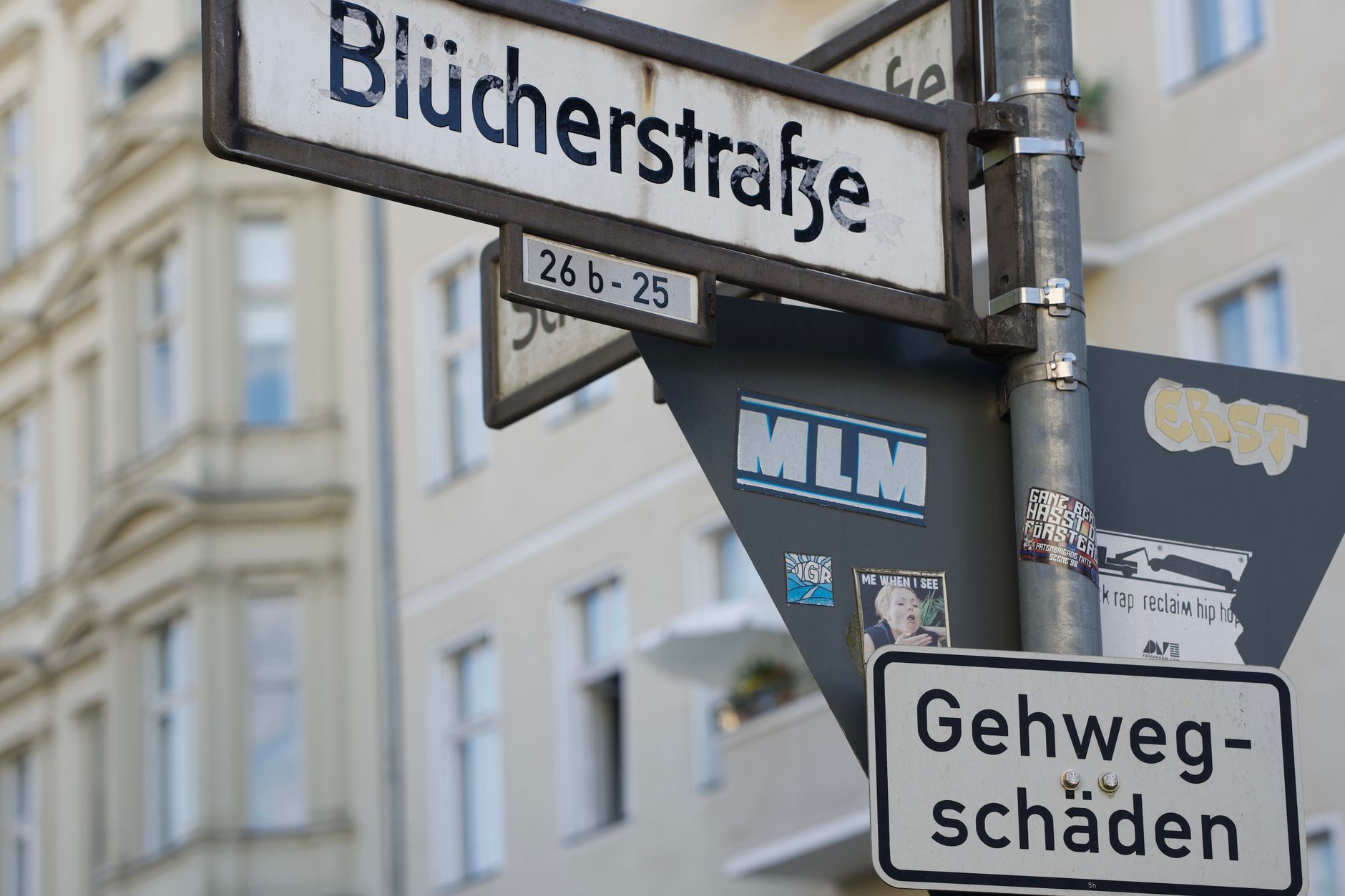 Schulstreik gegen Wehrpflicht: Demonstrationszug mit Transparenten in einer Berliner Innenstadtstraße bei Tageslicht