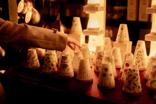 Stände mit Lichterketten – Weihnachtsmarkt Schöneweide sucht einen neuen Ort