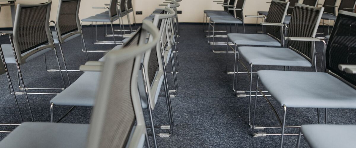 Stuhlkreis in einem Seminarraum – Coaching-Ausbildung und Weiterbildung