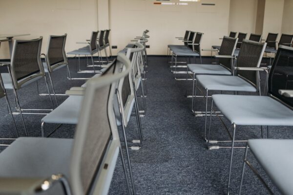 Stuhlkreis in einem Seminarraum – Coaching-Ausbildung und Weiterbildung