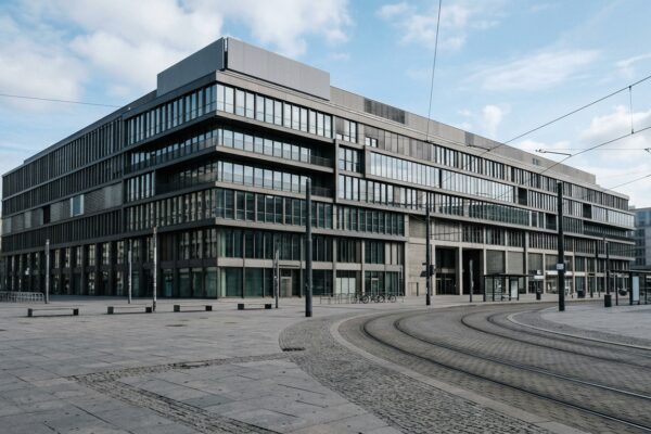 ZLB Alexanderplatz: Fassade des Warenhausgebäudes am Alexanderplatz in Berlin-Mitte bei Tageslicht, September 2026, menschenleer